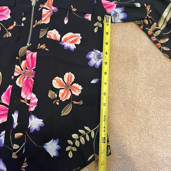 Express Floral Two Pocket Front Zip Shirt- Extra Small/Petit - Picture 7 of 9